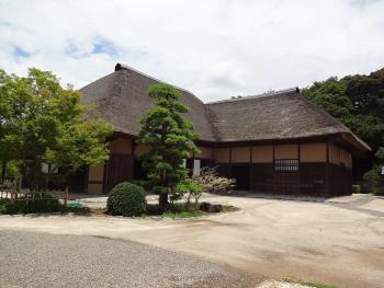 藁ぶき屋根の旧鴇田家住宅全体を写した写真