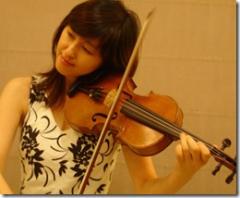 バイオリンを演奏している富澤直子さんの写真