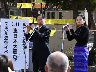 山田さんと林さんが並んで篠笛の演奏をしている写真