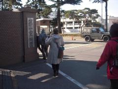 習志野駐屯地に到着した女性が守衛に挨拶を行っている後ろ姿の写真