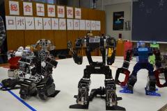 舞台上にある製作した色々なロボットの写真