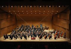 習志野フィルハーモニー管弦楽団が文化ホールで演奏している様子の写真