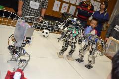 ロボット同士がサッカーゲームを行っている様子の写真