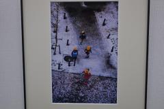 路面にうっすら雪が積もった通りを人が歩いている場面を写した筒井夫美さんの作品「雪の朝」の写真