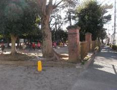 公園周りに並ぶ習志野騎兵旅団の門柱を写した写真