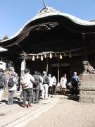 二宮神社でお参りをしている人達の写真