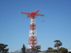 自衛隊習志野駐屯地の降下訓練用の赤白鉄塔を写した写真