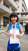中学女子の部で優勝した高橋佳乃さんがメダルをかけ賞状を見せている写真