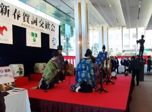 習志野市新春歌詞交歓会の舞台の上で和服を着た人達が演奏をしている写真