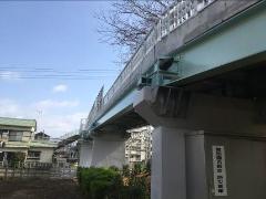 高架橋になっている鷺沼跨線橋をした方写した写真