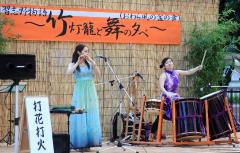 ステージ上で和太鼓と篠笛でパフォーマンスを披露する「打花打火」のお二人の写真