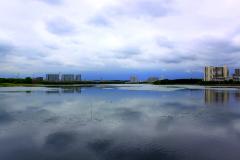 干潟の水面に映える空模様の写真