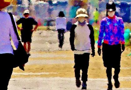 帽子を被りマスク姿の人々が歩いている様子の写真