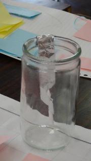 ガラス瓶の中にアルミホイルを入れ完成した「ほのぼのあかり」の作品の写真