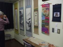 たくさんの作品が壁に展示されている屋敷公民館の文化祭の写真