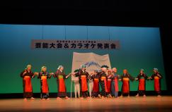 第36回芸能大会＆カラオケ発表会の舞台でお揃いの着物を着て踊りを披露している写真