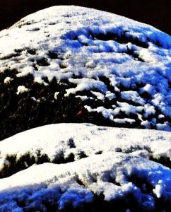 残雪がまるで雪山のように残っている様子の写真