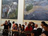 タスカルーサ市の連邦裁判所でタスカルーサの歴史を描いた絵の説明を聞く一行の写真
