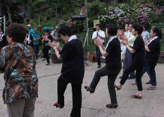 大きな輪になり郡上踊りのを踊るやろまい会の方々の写真