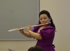 フルートを吹く由美子夫人の写真