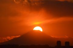 夕日が富士山頂から沈む幻想的なダイヤモンド富士の写真