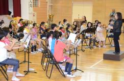 袖ケ浦東小の子供たちが金管バンドの演奏をしている様子を前方斜めから写した写真