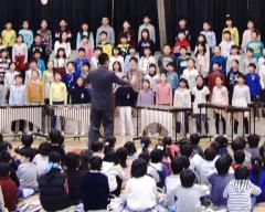 プラタナスフェスタで合唱をする大久保小学校の参加者たちの写真