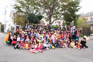 仮装してハロウィンに参加した沢山の子どもたちの集合写真