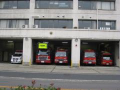 消防署の車庫に停車している救急車や消防車の写真