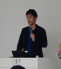 講師、田中俊之さんが講演をしている写真