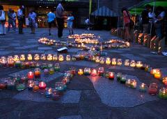 広場に手作りキャンドルと竹灯りで周りを照らしている写真