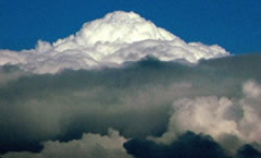 青空の中入道雲が富士山のような形をしている空の写真