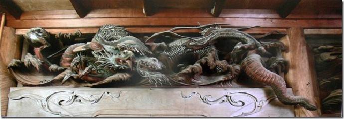 龍がダイナミックに彫刻されている南房総市智蔵寺本堂欄間「波に龍」の作品の写真