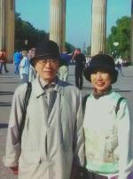 黒い帽子を被った足立さん夫妻の旅行時の写真