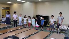 歌を練習している子供たちの写真