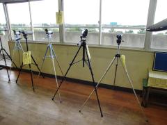学習室に複数の望遠鏡が設置されてある写真