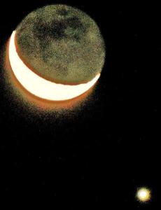 夜空に光る三日月の右下に金星が見えている写真