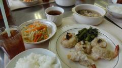 テーブルの上に、ご飯、スタミナシューマイ、ターサイのサッと炒め、中華風にんじんサラダ、スーラータン、タピオカ入り紅茶などの完成した料理が置いてある写真