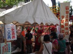 わたあめ100円と書かれたテント前に子供たちが並んでいる様子の写真