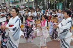 きらおどりを踊っている和装でうちわを持った鷺沼連合町会の女性の方々の写真