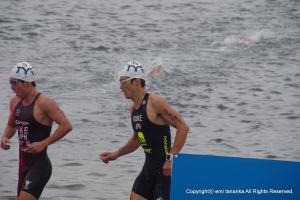 水泳を終え、海から上がりバイク競技へ向かう小池選手の写真