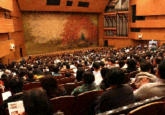文化ホールの観客席に座っている人達の後ろ姿の写真