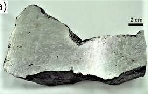 鉄隕石の右側に2センチメートルの印がされた写真