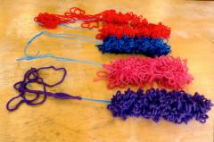 針金ハンガーの針金と赤、青、桃色、紫の毛糸で作ったモップの写真