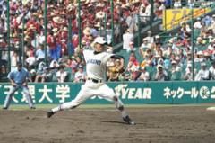 習志野高校野球部ピッチャーが投げる瞬間をピッチャーの右側から写した写真