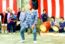 笑い麺を被り、ばか面踊りを披露しているin谷津干潟の夏祭りの様子の写真