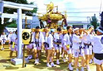 白い法被を着た男衆が神輿を担いでいる八坂神社御輿渡御の写真
