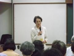 植松多恵子さんがマイクを持ち講義をしている写真