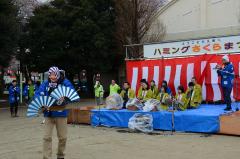 さくらまつりにて誉田八幡神社囃子連・屋敷地域はやし会の方がお囃子に合わせて踊りを披露している写真
