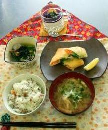 完成した桜えびと福豆のご飯、サーモンとチーズの焼き春巻、小松菜とあさりの煮びたし、切干大根のみそ汁、ヨーグルトゼリーがきれいに盛りつけられた写真